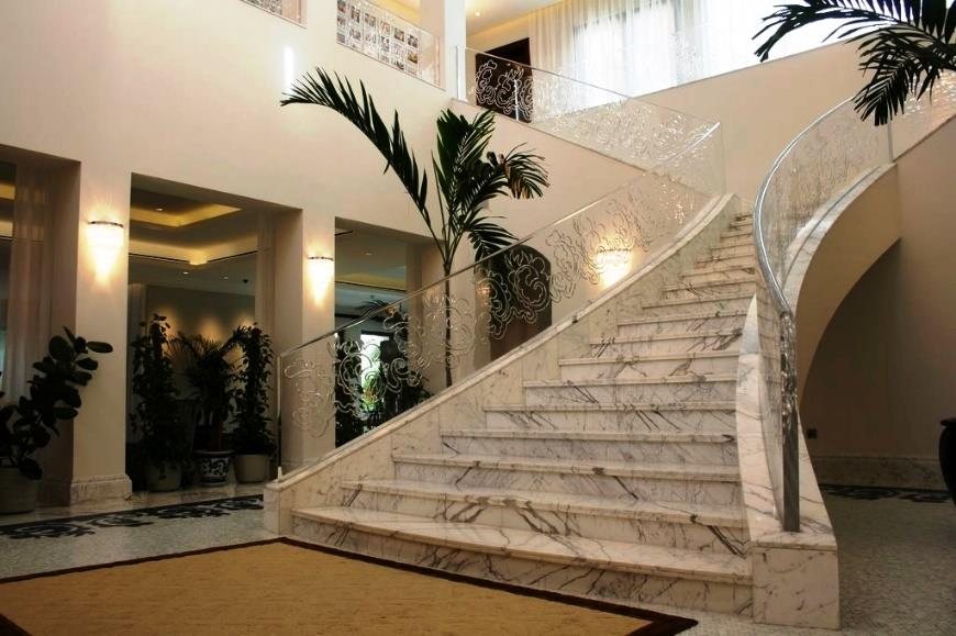 Heavy-Gauge Acrylic Balustrade
